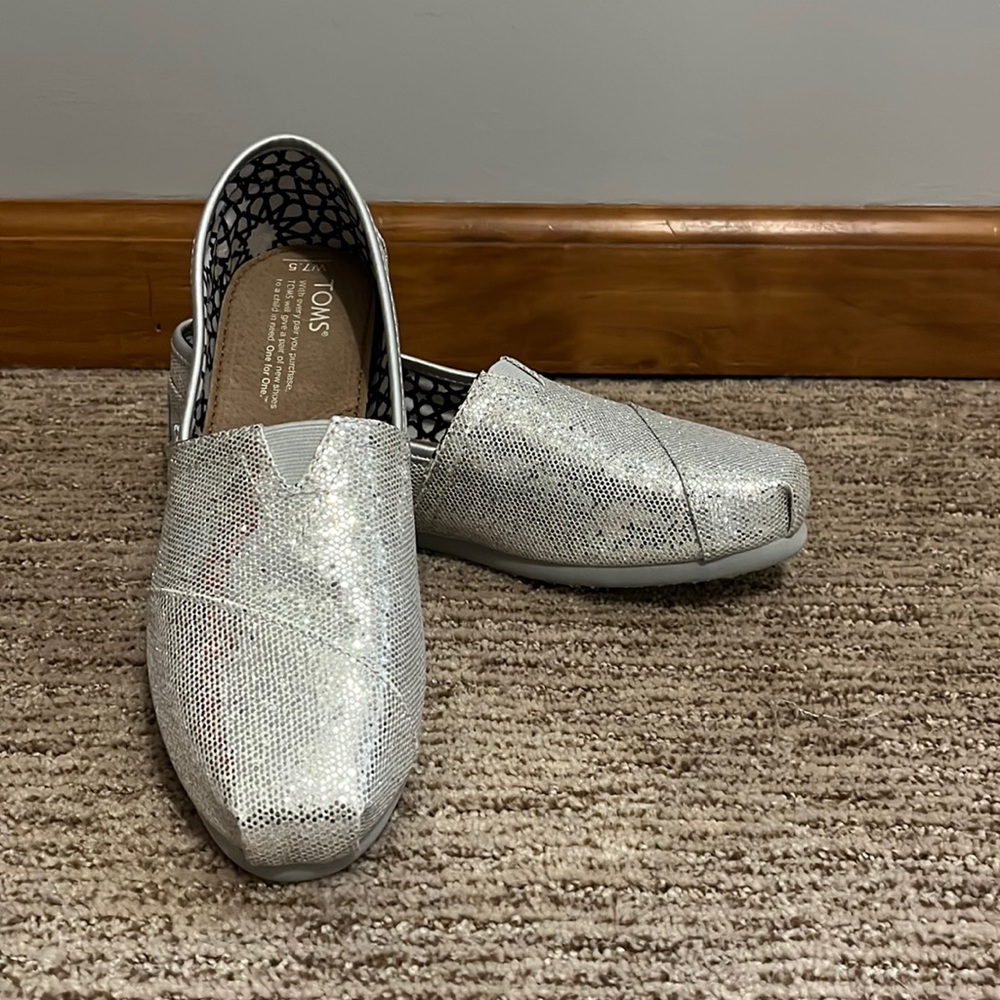TOMS women speckle silver shoes